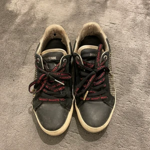 Zadig sneakers - Zadig sneakers som är i mycket använt skick, därav det låga priset. Köpt på Zadig butiken i Stockholm för ca 3800kr!