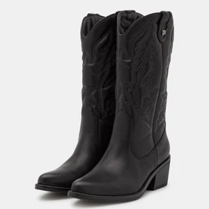 Svarta Cowboyboots - Säljer sjukt snygga svarta cowboyboots från zalando som är helt slutsålda i alla storlekar. Märket är mtng och modellen kallas Tanubis. Orginalpris är 699 kr och jag har endast använt de en gång. Säljer för 500 kr men pris kan diskuteras💗