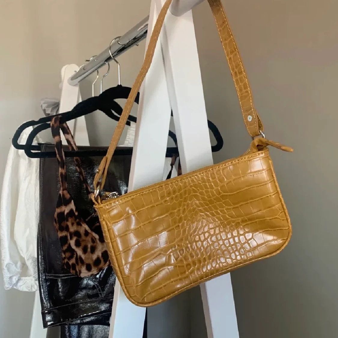 Senapsgul baguetteväska