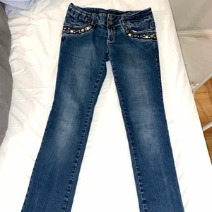 Straight Low-waist jeans 🎸🖤😍 - Säljer mina coola low-waist jeans då de inte kommer till användning längre. Står att det är storlek M men skulle säga att de passar XS snarare 🤎🤎 skulle uppskatta måtten till W24/25 L30, hör av er vid frågor!