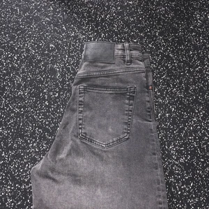 Mom jeans 36 - Perfekta mom/boyfriend jeans i storleken 36 (passar även 34 och XS/S)   * Kolla in mina andra annonser, säljer bl.a märken som: Levis, Champion, Victorias Secret, Tommy Hilfiger, Calvin Klein, Adidas, Nike, Puma, Aimn, Gymshark, Brandy Melville, Zara, Hollister, NAKD, Topshop, Fjällräven, Weekday, Monki, Triangl.