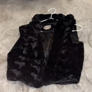 Jättesöt väst  - Säljer denna fina västen 