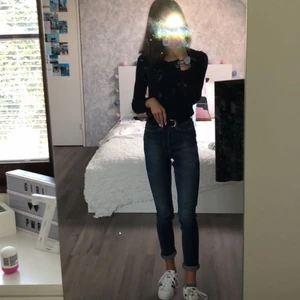 Calvin Klein jeans - Ett par blå hög midjade jeans från Calvin Klein Jeans använda endast en gång och alltså i nyskick, storlek 25, skulle säga att de sitter som en Xs. Mitt pris 300+ frakt Ny pris 1459 