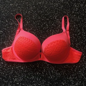 Snygg push-up bikini S/38 - Färg: rosa/neonrosa Modell: dam/kvinna/womens, pushup bikiniöverdel/bh/topp Mitt pris: 50 kr  Kolla in mina andra annonser, säljer bl.a märken som: Levis, Champion, Victorias Secret, Tommy Hilfiger, Calvin Klein, Adidas, Nike, Puma, Aimn, Gymshark, Brandy Melville, Zara, Hollister, NAKD, Topshop, Fjällräven, Weekday, Monki, Triangl.