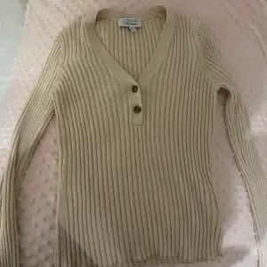 Superfin ljusrosa/beige tröja från & Other Stories. Knappt använd så i nyskick. Tror att den kostat Ca 600kr ny.