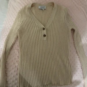 Stickad tröja & Other Stories  - Superfin ljusrosa/beige tröja från & Other Stories. Knappt använd så i nyskick. Tror att den kostat Ca 600kr ny.