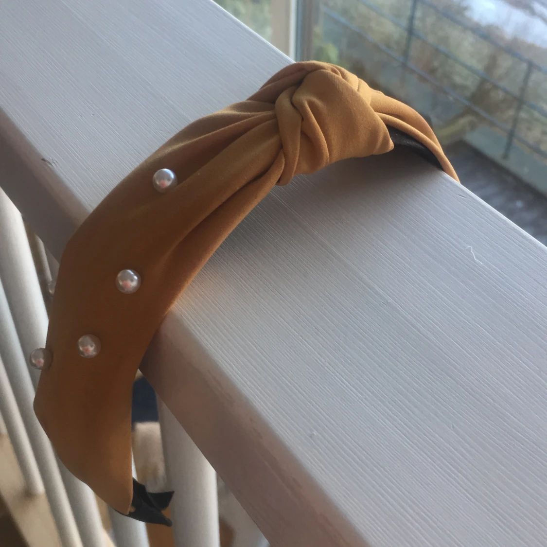 Gult diadem med glansiga vita pärlor på - 90