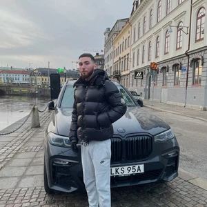 Moncler Maya - Säljer min vintage moncler maya, knappt använd och jättefint! (sällsyn) model med stor moncler logo! Tar bud från 4500kr!