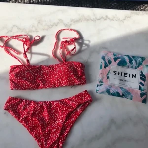 Bikini  - Fin bikini över del som är rödblommig, säljer den för att den är för liten för mig som är en C kupa. Helt oanvänd!🌸 säljer den för 60 + frakt pris kan diskuteras! Säljer även en likadan fast i lila för båda 100 + frakt!