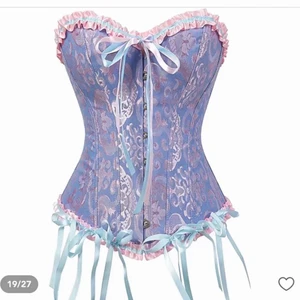 Korsett  - Säljer denna korsett, endast använd en gång, inga märken ser ut som ny! Dm för fler bilder💜 storlek s men passar xxs-m skulle jag säga då det där snörning i ryggen 