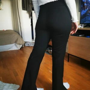 Kostymbyxor  - Snygga kostymbyxor från zara med splitt vid foten. Är 180. Dom är storlek M men skulle säga att de är som L