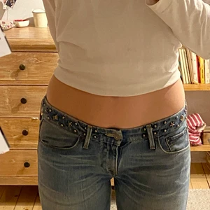 Lågmidjade Levis jeans med stjärnor  - Jätte fina Levis Jeans med super fina silver detaljer upp på. Låg midjade straight leg i en jätte fin färg. Står att de är storlek 31 men skulle säga att de är med som en 27/36  Köpte second hand men har själv alldrig använt💕 innerbenesmått: 80cm och midjemått 85cm runt! Kom privat för fler bilder och mått👍🏻 Köp direkt för 450