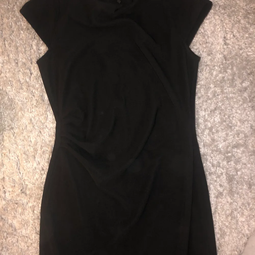 En helt ny svart klänning från vero Moda, strl L men passar också m som jag är. Nypris 299 men säljes för 99. Klänningar.