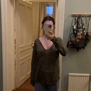 Zadig Voltaire långärmad  - Militärgrön tröja från zadig i storlek L med en dödskalle i strass på magen