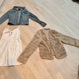 Vit klänning + jackor  - Nyskick! Jeans jacka: 100kr. Storlek 38.                                Brun/beige jacka från Ginatrico: 100kr. Storlek L (passar för XS och uppåt).                                                            Vit klänning: 100kr. Stolen XS.                                              Två i ett: jeans jacka + klänning = 150kr.                              Frakt ingår inte! Kan hämtas☺️