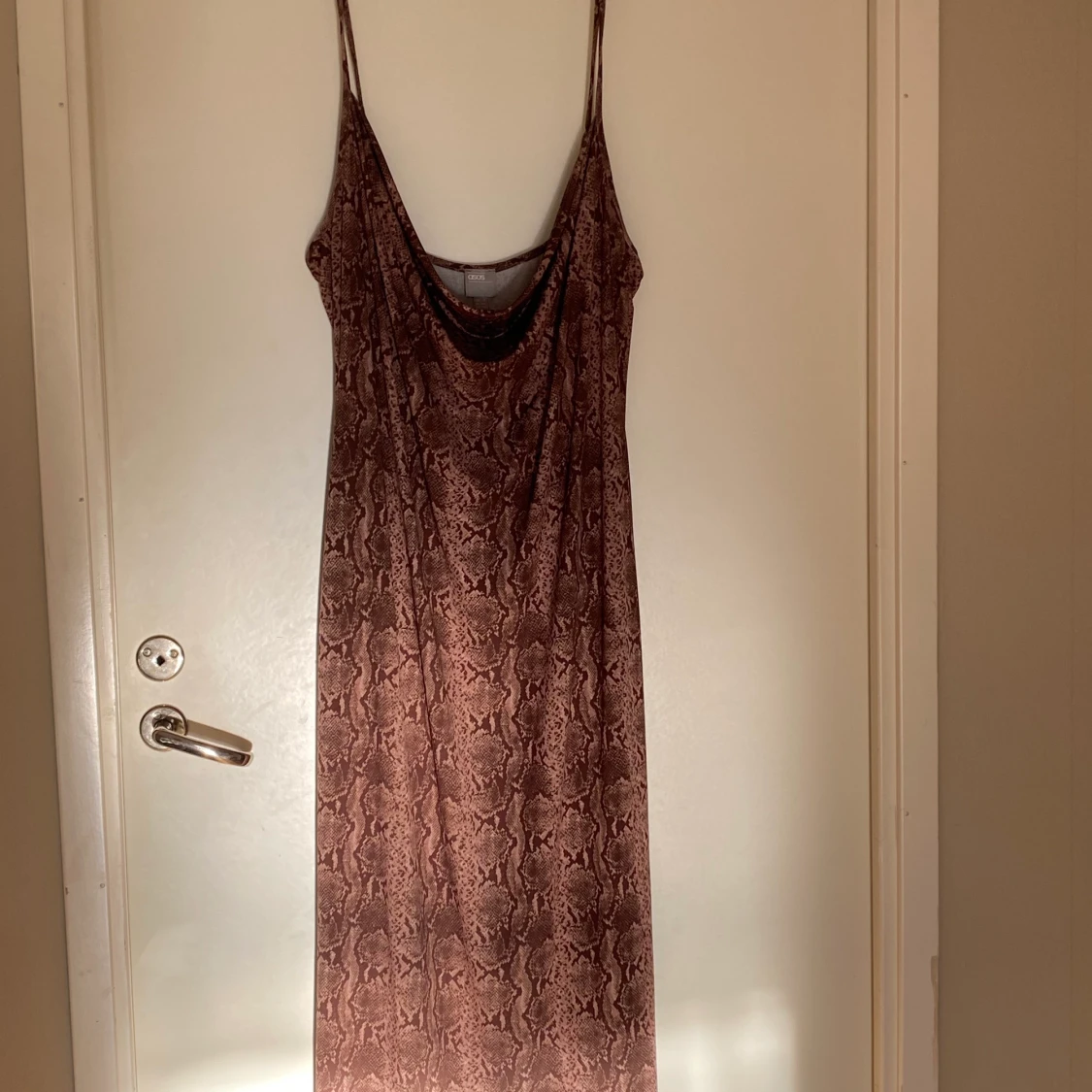 Ormmönstrad brun långklänning. - 90