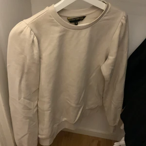 Sweatshirt med liten puff ärm - Säljer min beiga sweatshirt i storlek S. Vet inte riktigt vart den är ifrån men det är Pernilla wahlgrens kollektion! Säljer för att den inte kommer till användning längre. Den ser skrynklig ut men stryker såklart innan jag skickar den⚡️