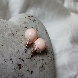 Örhängen  - Rosa fina örhängen som ej kommits till användning. Dom är tyvärr inte äkta silver. För mer info skriv privat 