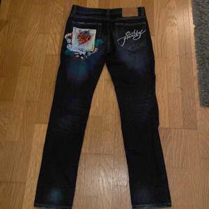 Ett par skitsnygga ed hardy jeans köpta på tradera men hsr inte använts en enda gång utav mig. Säljer dessa pågrund av att de inte är min stil längre. Pris kan diskuteras.