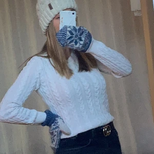 Vit stickad tröja - Jättefin ribbad tröja, superhärlig på vinter och en bra tröja att dra över en sommarkväll, köpt på HM för länge sen så säljs inte längre. Den är tyvärr lite liten så därför säljer jag den! Kan diskutera hur den skickas/möts upp