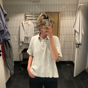 Grå pikétröja  - Grå pikétröja från min fars unga dagar, fortfarande i fint skick. Skriv om du har frågor:) frakt står köparen för. 