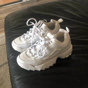 Fila Skor strl 38 - Jättefina Filaskor som är använda två gånger. Så i nästan nyskick. Vita med vitt märke med vita snören.