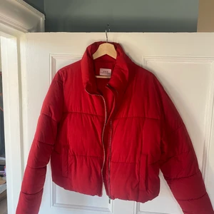 Röd vinterjacka - Puffig jacka från Urban Outfitters, midjelång, bra skick. ❤️