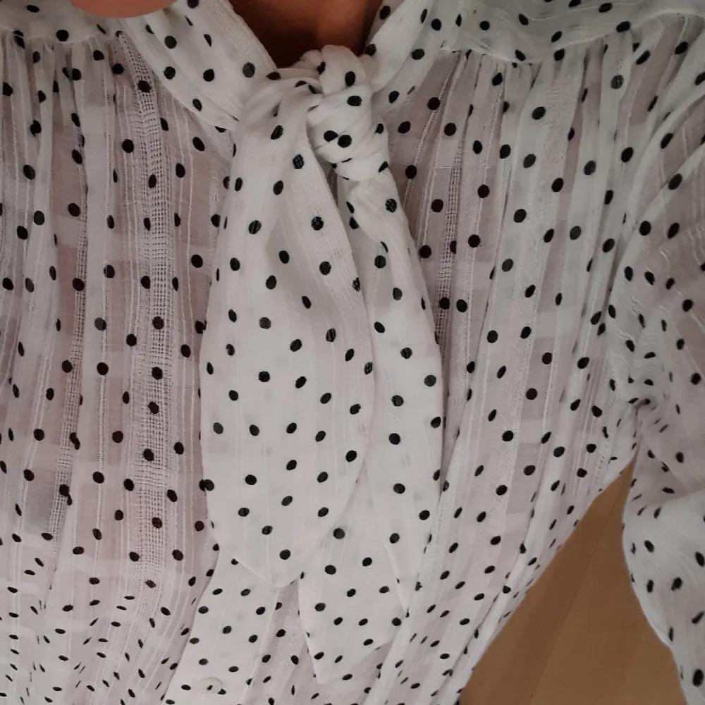 Polka shirt with knot collar . Skjortor.