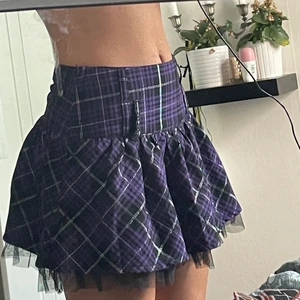 Fin lila kjol från kapphal.  - Kjolen kommer från barnavdelningen men fungerar för mig som är en Xs/s. Dragkedjan är lite knepig ibland men den skall fungera ändå. 