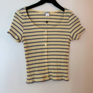 Strl S - Jättefin tröja från Monki som tyvärr aldrig kommit till användning. Väldigt fint skick:)💕