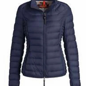 Parajumper dunjacka XS - Jag säljer en marinblå dunjacka från Parajumper i storlek XS, dam modell. Jackan har en luva. Jag köpte den för 3200kr och säljer den för 600kr pga att den har används väl. 