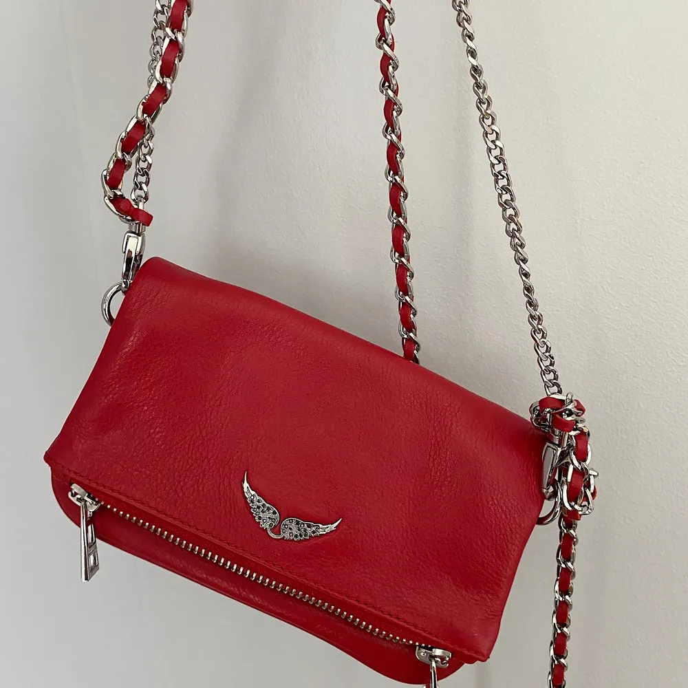 Röd miniväska från Zadig & Voltaire 🌹 Mått: 17,5 x 11 cm (insida 17,5 x 9 cm). Köpt för 2300 kronor och endast använd ett par gånger. Nyskick!!  Fri frakt ✨. Väskor.