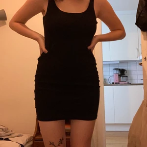  klänning - Fin svart klänning! Står ingen storlek men skulle tippa på xs/s