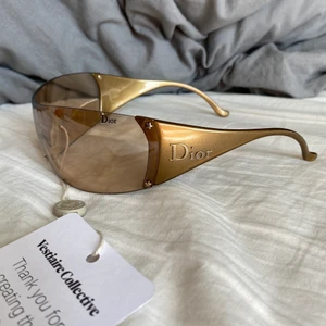 Dior vintage solglasögon  - ÄKTA vintage dior solglasögon från 00-talet. Köpta på Vestiaire Collective. Tagen sitter fortfarande kvar och kvitto finns! 