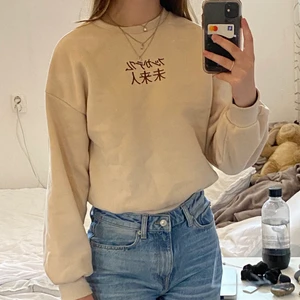 Beige sweatshirt - Beige sweatshirt i storlek S från Shien. Använd men fint skick. Den är tjock i tyget och i bra kvalite för att vara från Shien. (Nypris 129kr) 💞