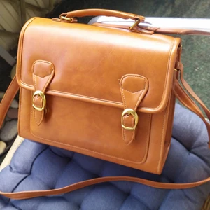 Jättefin retro axelväska - Inköpt i Berlin för 700kr, tyvärr aldrig kommit till användning. Mått: 27cm×25cm×10cm. Frakt tillkommer!