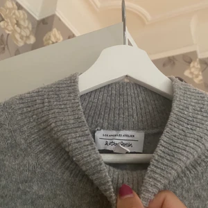 Stickad tröja  - Stickad tröja ifrån & Other Stories. Köpt ifrån Plick men passade inte mig. Ganska nopprig därav av priset!🤎