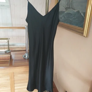 Sidenklänning  - Underbart nattlinne eller klänning i siden.  Nyskick! Normal i storleken. Frakt ingår!