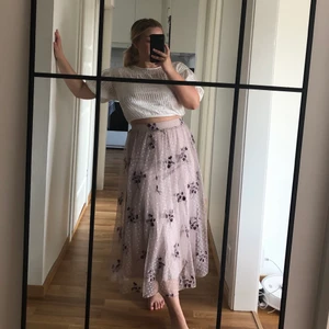 Kjol från H&M  - Säljer denna Fina ljus/puderrosa kjol från H&M i storlek 38. Använd fåtal gånger, köparen står för frakt🌸☀️