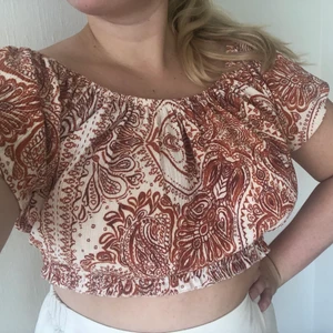 Top i storlek M - Säljer denna top då den aldrig har kommit till användning. Köparen står för frakten🌸