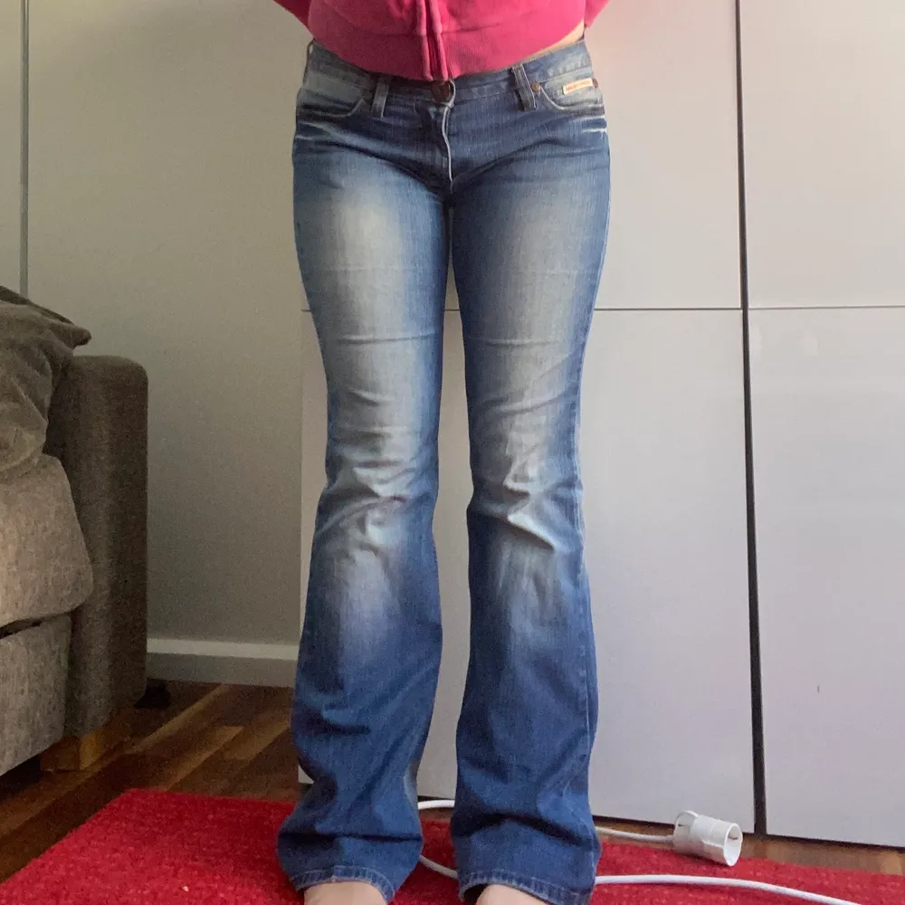 Så fina jeans som e för små för mig, dom har som blekta parti här och där, as coolt, står storlek 30 i midjan men skulle säga att de är lite mindre än de❤️ jag är 165cm. Jeans & Byxor.