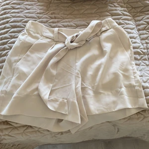 Short - Knappt använd short från Åhlens! En väldigt härlig nude färg.
