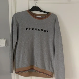 Burberry tjocktröja - Min burberry tjocktröja som är sparsamt använd och i fint skick. Storleken är barn storlek och är 14y/16y vilket passar en small eller en lite medium. Nypris är 1500kr och mitt pris är 950kr