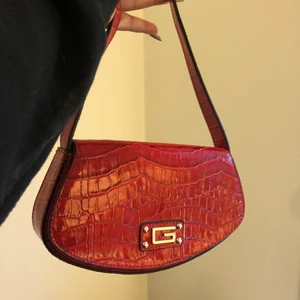 Guess väska!  - En guessväska till bra pris! Liten och smidig. Den har dock en fläck som ses på sista bilden! 150kr plus frakt! Priset går att diskuteras🌼