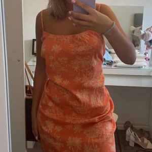 H&m klänning - Jätte fin klänning som tyvärr inte kommer till användning! Aldrig använd 