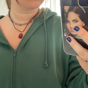 Halsband med röd sten - Halsband i svart läder imitation med röd sten☺️