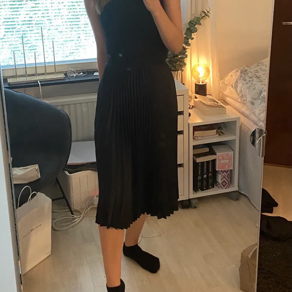 En lång svart kjol från H&M som är köpt second hand. Fortfarande i väldigt bra skick. 💗. Kjolar.