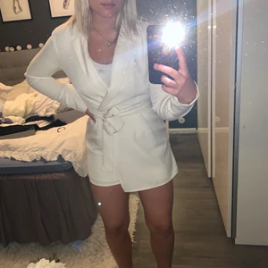 Nelly  - Säljer nu denna as snygga byxsdress från Nelly. Endast använd 1 gång på en skolavslutning. Den har bara hängt i garderoben och nu var den förliten. Perfekt att ha på en utekväll eller på några andra festligheter. 🥰🥰 köparen står för frakt 