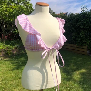 Bikinitop - Nelly.com👙 - Rutig bikinitop från Nelly.com, i nyskick! Light padding. Adjustable📐