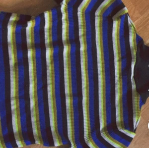 Randig Tröja!👕 - En randig tröja i grön, blå, vit och svart! 👕 i storleken S-M. Bra skick använt en gång!💕 27 + 24kr frakt = 51kr totalt! 